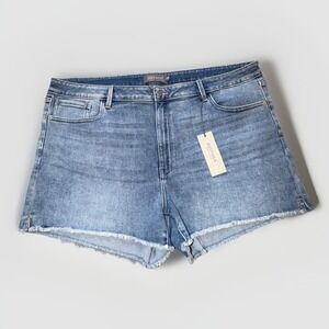 Just USA Woman's Weekend Denim Shorts Size 22W Raw Hem Blue NWT 44" Waist 4" Ins